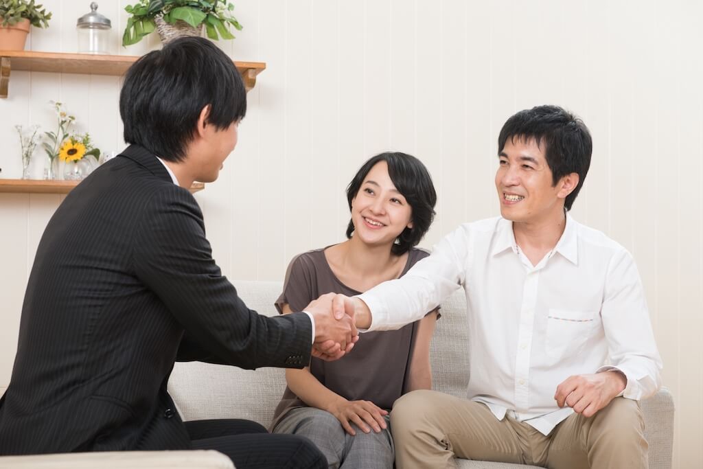 不動産の営業マンと夫婦