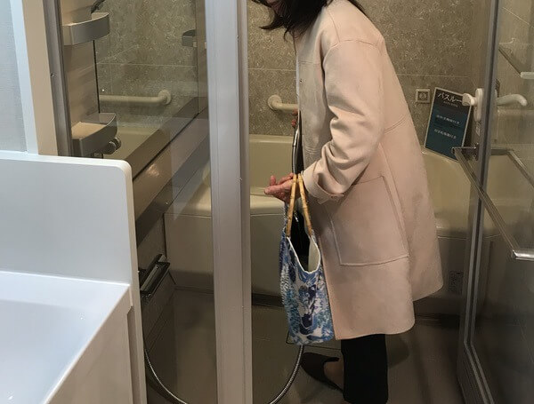 内覧中の女性