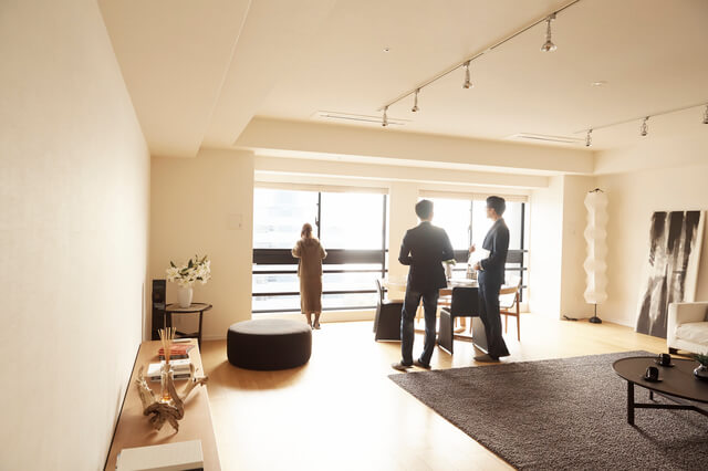 マンションを内覧をする夫婦