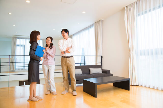 マンションを内覧する夫婦